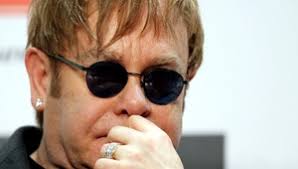 Elton John (65) v Bratislave prekvapil. Nielen autogramiádou