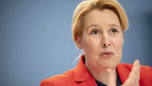 Für giffey ist die debatte über ihren doktortitel politisch heikel. Franziska Giffey Spd Entscheidung Um Doktortitel Gefallen Ausserung Uber Spd Vorsitz Politik