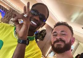 Em jogo da Seleção, Fred posa com Travis Scott: Sorriu pela primeira vez