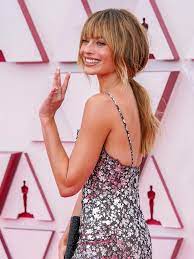 I hope there will be many hq shots of her appearance on the late night show, wish we could see her soles and toes. Margot Robbie Arrived At The 2021 Oscars Red Carpet With Darker Hair And Long Bangs Allure