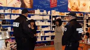 De par sa taille et son poids, un éléphant errant dans un magasin de porcelaine causerait beaucoup de dégâts. Journal L Union