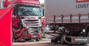 Na s8 zderzyły się trzy samochody. Tragiczny Wypadek Na S8 Auto Zostalo Doszczetnie Zmiazdzone Przez Dwa Tiry