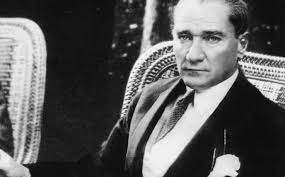 Twitter'da dayakcı kullanıcı ismiyle yer alan hesap, takipçilerinden az bilinen atatürk fotoğraflarını paylaşmalarını istedi. Ataturk Ve Fenerbahce Fenerbahce