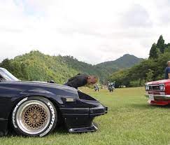 鳥取の何とか公園行ってきました やっぱり走って楽しい旧車ですね タイヤステッカー貼ってみたら 何か微妙 s130z 130z s130 z 芝生詐欺 エアサスやん そりゃー下がるわ 言われる ちゃーうどー バネだどー 芝刈機 言われる おっちゃん見すぎ