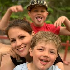 Stort grattis till Sandra Wikström som nu är färdig utbildad hovslagare!  Sandra har gått som lärling hos vår hovslagare Gunnar Näslund och gått med  mycket hos oss på kliniken för att verkligen