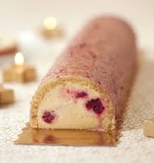 Buche De Noel Aux Framboises Et Amandes Creme Chiboust Biscuit Joconde Recette Buche De Noel Buche De Noel Framboise Biscuit Joconde