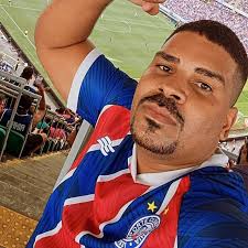 Uma vez, na Bahia, parei pra comer num restaurante à beira-mar. Pedi um PF  e, juro, nunca comi um feijão tão gostoso em toda a minha vida. Era tão  bom, mas tão