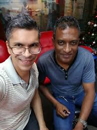 Lindsey Collen dans LE CLUB pour parler de PLAYGROUPS' SONGS & POEMS. 7eme  édition de ce livre publié pour la première fois en 1983. Steve Augustin  pour ses nouvelles chansons MO PA