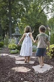 Rindenmulch Steinplatten Gartengestaltung Gartengestaltungideen Gartengestaltungdeko In 2020 Stepping Stones Diy Outdoor Diy Projects Kid Friendly Backyard