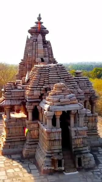 Oldest Shiv Temple Jhansi || @jhansi__vlog #shivtemple #oldesttemple #hiddenplaces #shivstatus #mahadev #monumental #historical #bestplacestogo #tourism #touristattraction #jhansi #mauranipur #orchha