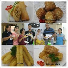 Bolang baling tergolong jenis roti jadul, tetapi banyak di sukai rasanya yang empuk gurih manis bahan: Kursus Lumpia Semarang Roti Bolang Baling Cakwe Kursus Wirausaha