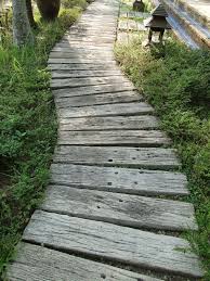 Traverses De Chemin De Fer Recyclees Au Jardin Traverse Chemin De Fer Chemin De Jardin Jardins