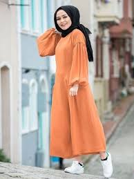 Memilih baju gamis modern dengan model dan warna yang sesuai dengan ukuran tubuh dan warna kulit, di samping model yang unik dan menarik perhatian tentunya akan tampak lebih natural jika dikenakan. 40 Model Baju Gamis Modern Dan Kekinian Update 2021 Hai Gadis