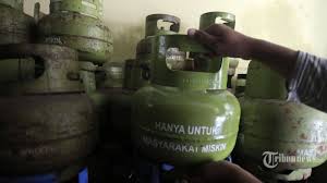 Customizable 1kg/3kg/11kg/12kg/12.5kg lpg steel lpg gas cylinder liquefied petroleum gas cylinder is a professional product for storing liquefied petroleum gas and it belongs to special equipment. Ada Isu Kelangkaan Pertamina Pastikan Stok Lpg 3 Kg Di Wilayah Lampung Terkendali Tribunnews Com Mobile