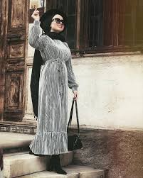 Image May Contain 1 Person Standing And Outdoor Triko Moda Stilleri Basortusu Modasi