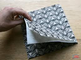 Mettre ce pliage a cote de lassiette plutot a gauche cest plus facile pour sortir le couteau. Un Pliage De Serviette Ultra Simple Que Les Enfants Peuvent Faire Video Cabane A Idees