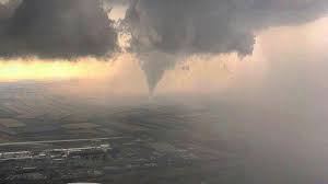 Slovensko tornado / poškodilo několik domů, uvedl to starosta obce pavol hybala. Pripravte Sa Na To Najhorsie Na Slovensko Sa Rutia Tornada