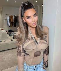 Kim Kardashian Gets A Fresh Start To 2021 With Blonde Highlights All About Her New Look In 2021 Kim Kardashian Hair Kim Kardashian Blonde Kardashian Hair Color