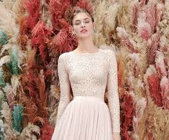 Scolli profondi che lasceranno scoperta e perchè non aggiungere dei pantoloni abbinati a gonne? Tendenze Sposa 2021 Ecco I Trend Dell Anno Per La Moda Sposa
