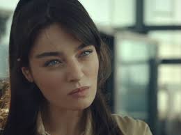 The Duchess has arrived and in a hurry to see the Marquee, I am confused  here. Is she acting or is she for real? If she is acting it is an over