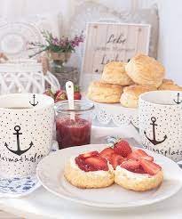 I have a real weakness when it comes to pastries, and i can't imagine tea time without a little something yummy to munch on. Rezept Tea Time Mit Lemon Scones Ernsting S Family Blog