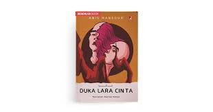 Novel lara cintaku ini bercerita romantis yang di tulis sama khody didi dimana seseorang yang saling jatuh cinta harus merasakan lara karena perceraian yang membuat rumah tangga mereka berpisah. Duka Lara Cinta Berdikari Book