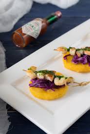 Passate gli spiedini prima nella farina, poi nelle uova sbattute e infine nel pangrattato. Ricetta Crostini Di Polenta Fritta Spiedini Di Mare Salsa Verde Al Tabasco Ifood