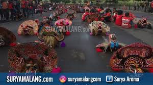 Cara jitu invite member facebook kedalam grup no spam, keylogger, phishing. Hari Ini Ribuan Penari Barong Ramaikan Monumen Simpang Lima Gumul Kediri Surya Malang