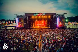 You think i ain't worth a dollar, but i feel like a. Pukkelpop On Twitter The Pukkelpop Crowd Is The Best In The World 3 Pkp16