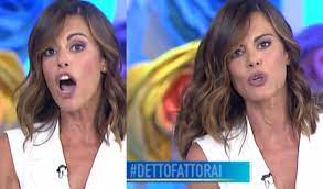 Lo scatto la ritrae in un selfie mentre le fanno la piega ai capelli. Bianca Guaccero Si Libera Dell Imbottitura Del Reggiseno Il Gesto Anti Body Shaming A Detto Fatto Ilgiornale It