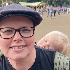 Linda Thole's Instagram, Twitter & Facebook