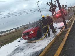 Incendio de camioneta en la México-Pachuca genera movilización de bomberos