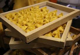 Sfoglia il menù, scopri gli articoli più apprezzati e monitora il tuo ordine. Ristorante Pasta Fresca Naldi In Bologna Con Cucina Cucina Bolognese