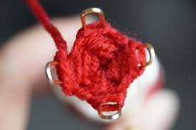 Una leyenda china cuenta que un hilo rojo invisible conecta a aquellos que están destinados a encontrarse, sin importar tiempo, lugar o circunstancias. El Hilo Rojo Del Destino Amor