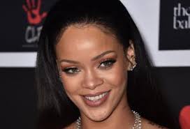 Rihanna, il padre pensò di assoldare un motociclista per vendicarsi di  Chris Brown