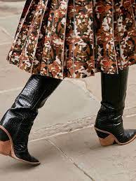 To find the best brand of cowboy boots, you should look to the ariat brand for many different types of cowboy boots: The 5 Best Cowboy Boot Brands For Women Who What Wear