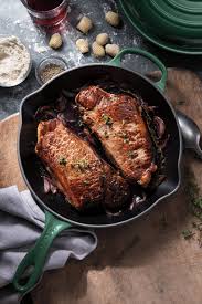 Le Creuset Signature Cast Iron Skillet 10 25 Sur La Table Le Creuset Le Creuset Cast Iron Cookware And Bakeware