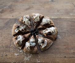 Portate a bollore dell'acqua acidulata con una spruzzata abbondante di aceto, in una pentola capace. Pizza Al Piatto Tipico