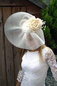 Browse 715 hochzeitskleid stock photos and images available, or start a new search to explore more stock photos and images. Der Richtige Kopfschmuck Zum Brautkleid Auswahlen 20 Brauthute