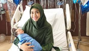 Sahabat yang mau melihat ceramah umma oki setiana dewi, bisa lihat di youtube channel oki setiana dewi ya. Cerita Oki Setiana Dewi Saat Persalinan Anak Ketiga Yang Tampan Berita Selebritis