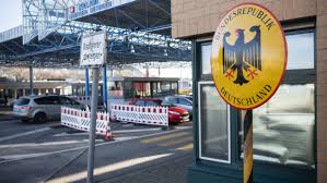 Deutschland, österreich und die schweiz lockern kurzfristig die beschränkungen im grenzüberschreitenden verkehr. Nachbarlander Wann Man Wo Wie Einreisen Darf Br24