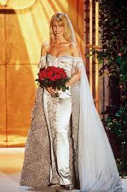 Claudia Shiffer In 1995 Valentino Gown Valentino Gowns Chanel Wedding Dress Wedding Dress Sketches