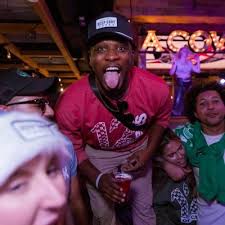 Oak Hill 03-04 team with Rondo, Josh smith, Dashawn Wright? They went 38-0.  @Tuff__Crowd and @NdotSmitty undefeated season… National Title. Carmelo  Anthony… National Title. 2016 Oak Hill won ANOTHER National Title. @ty1ewis