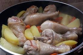 La carne di pollo in umido con patate e funghi sarà più succosa e tenera se non è stata precedentemente sottoposta a congelamento. Fusi Di Pollo Con Patate La Rete Delle Mamme