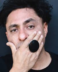 Perdon si estoy de nuevo acá Pensé que habías preguntado por mí... Me gusta  estar de nuevo acá, Aunque no hayas preguntado por mí... Voy a quedarme un  poco acá Cuidarte siempre