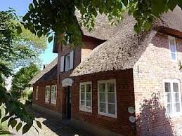 Altes Lehrerhaus Auf Utersum 3 Schlafzimmer Fur Bis Zu 4 Personen Altes Lehrerhaus Reetdachhaus Mit Herrlichem Garten Fewo Ferienhaus Haus Ferienwohnung