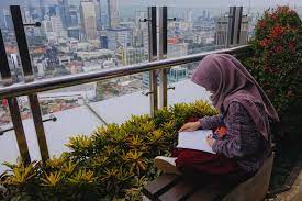 Gambar wanita berhijab sedih dari samping. 5 Trik Rambut Bebas Gatal Bagi Anda Yang Berjilbab Hello Sehat