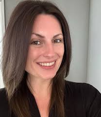 Let's talk hair growth (and teenage nostalgia). @garnierusa always takes me  back to my teen years, standing under the shower feeling bougie as hell  while rinsing out Herbal Essences like I was