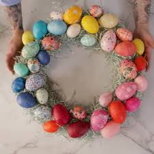 You Would Never Guess This Diy Easter Wreath Is Made From Plastic Eggs Video Video In 2020 Easter Wreath Diy Easter Egg Crafts Plastic Easter Egg Crafts