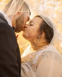 J'ai terminé ma saison de mariage il y a un mois déjà, au magnifique Pont  Couvert. J'avais passé la journée avec Camille & Jonathan, un couple  absolument magnifique qui carbure d'un amour